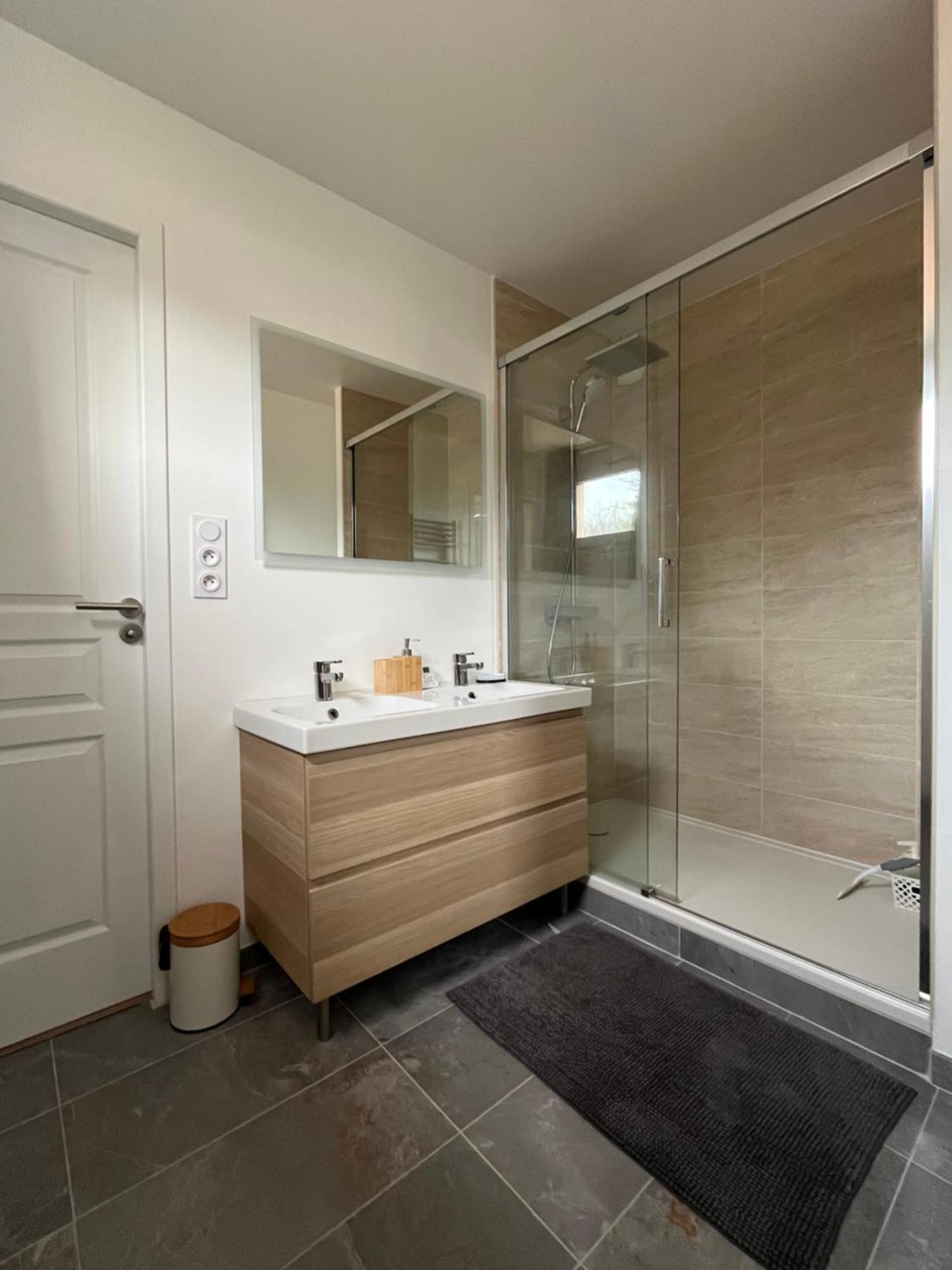 Appartement Cosy Et Confortable Saint-Genis-Laval Esterno foto